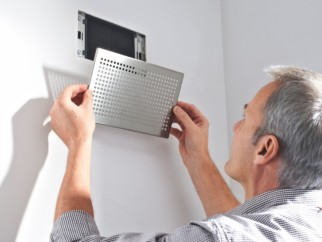 Zehnder_CSY_Design_grilles_Roma_Filter_exchange_people_1 Photograph Zehnder ComfoGrid CLD Comfortable indoor ventilation Front view